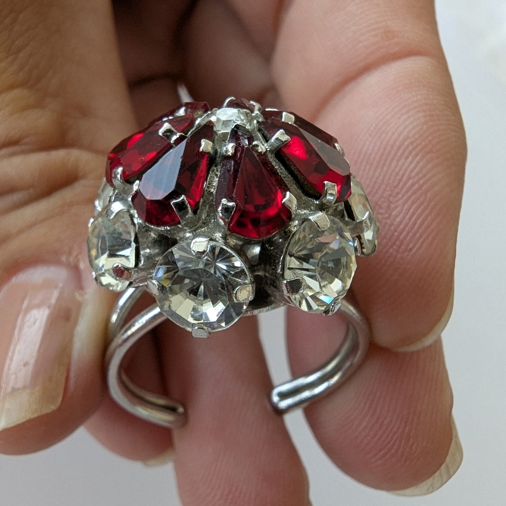 EVC SIGNED AUSTRIA CRYSTAL SILVER TONE RING W/RED & CLEAR CRYSTALS